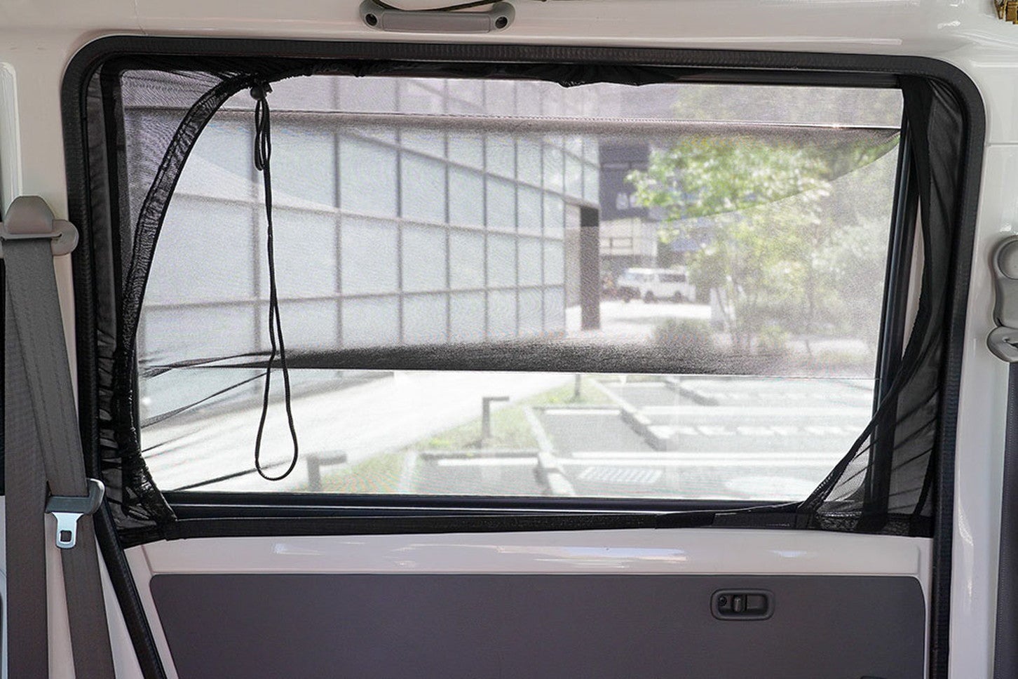 バックドア用の網戸も！ 自作をするのもアリ（写真はクレトム「かんたん網戸 スライドドア用1枚入」）