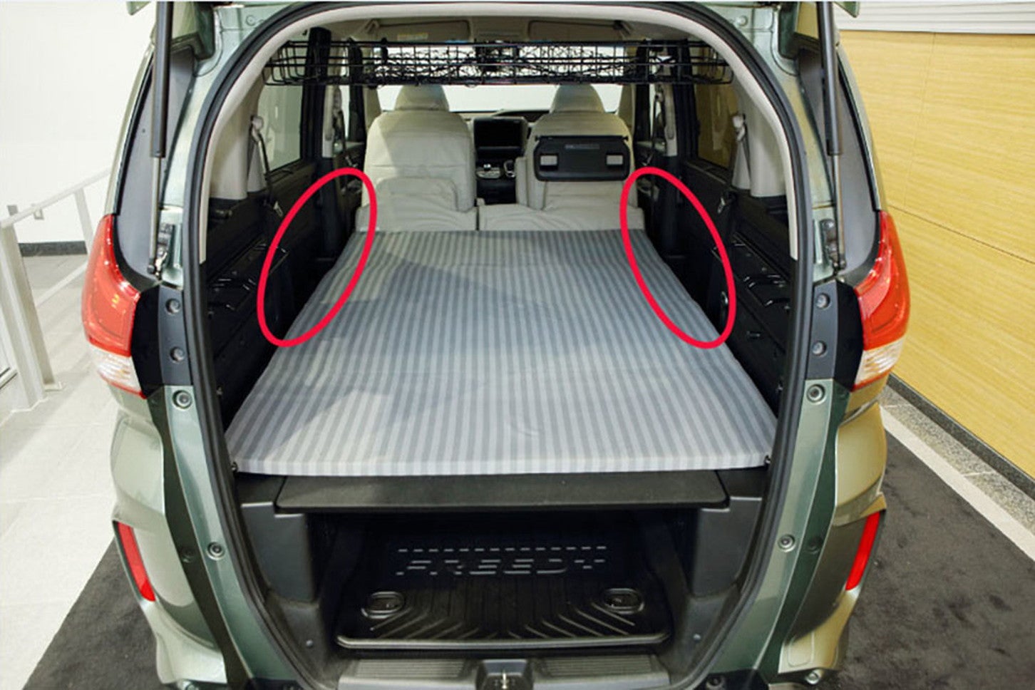 写真赤丸で示したステップ部分を塞いで、冷気の侵入を防ごう