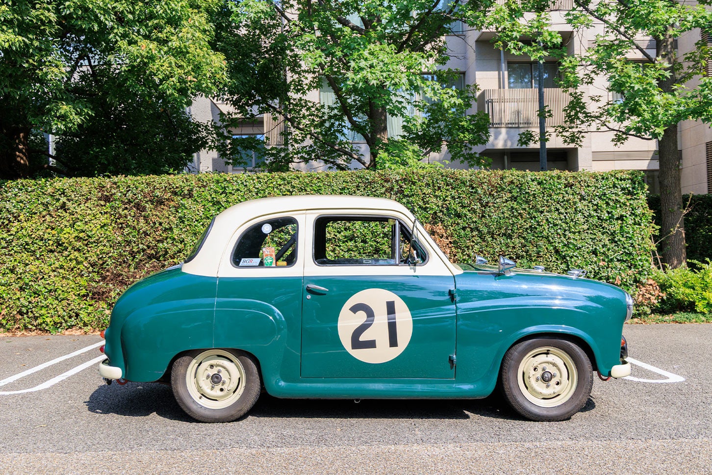 A35の好きなアングルをお聞きしたところ、サイドがお気に入りとのこと。「21」ナンバーは、サーキットイベントに出場するために塗ったもので、好きな数字をノリで組み合わせたそうですよ