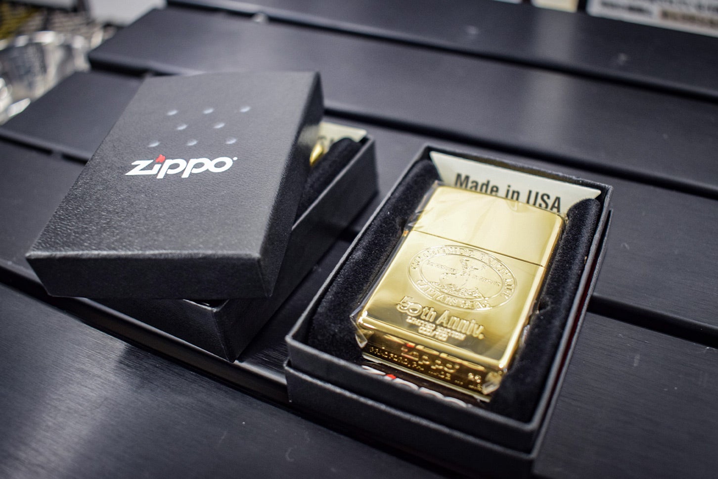 「50th Golden Anniversary」を記念した、限定100個の特別なジッポ