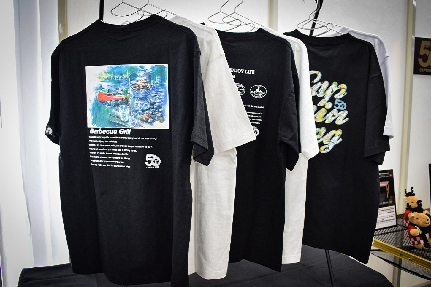 「50th CAPTAIN STAG Tシャツ」各税込3980円
