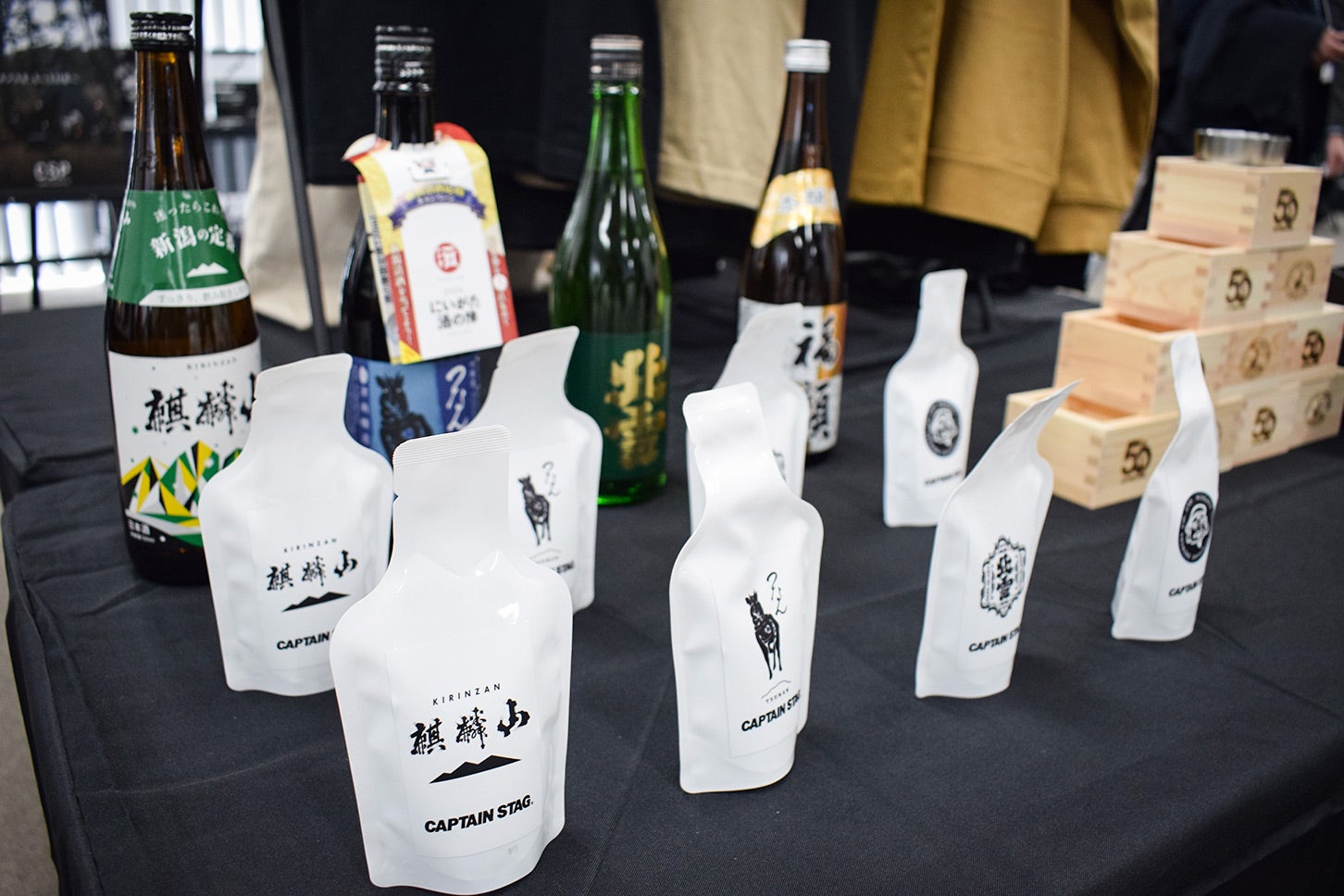 ブランド50周年を記念し、新潟の銘酒4銘柄（麒麟山、つなん、北雪、福顔）とコラボしたパウチ酒は秋頃に登場予定