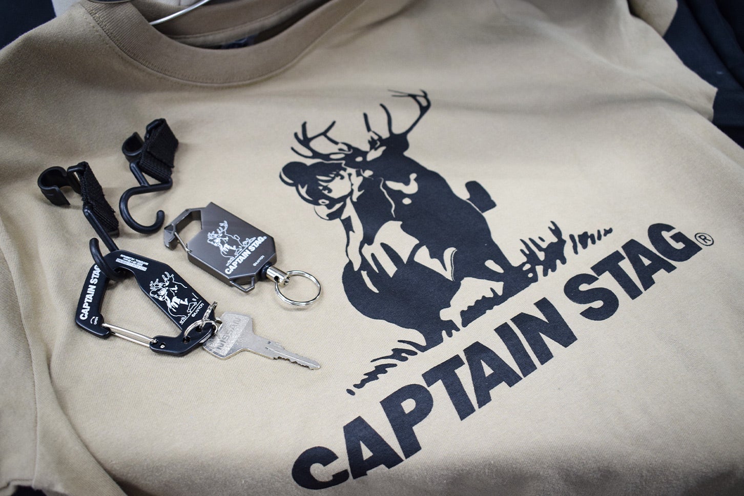 人気アニメ「ゆるキャン△」の主人公リンちゃんと、鹿のロゴを組み合わせた禁断のコラボアイテムも展開される