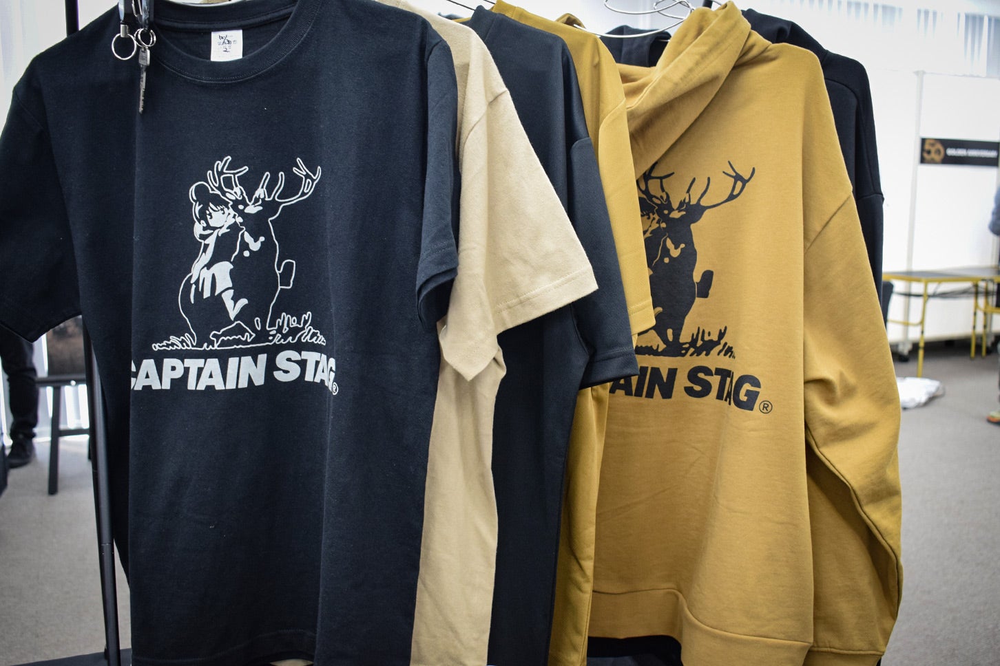 人気アニメ「ゆるキャン△」の主人公リンちゃんと、鹿のロゴを組み合わせた禁断のコラボアイテムも展開される