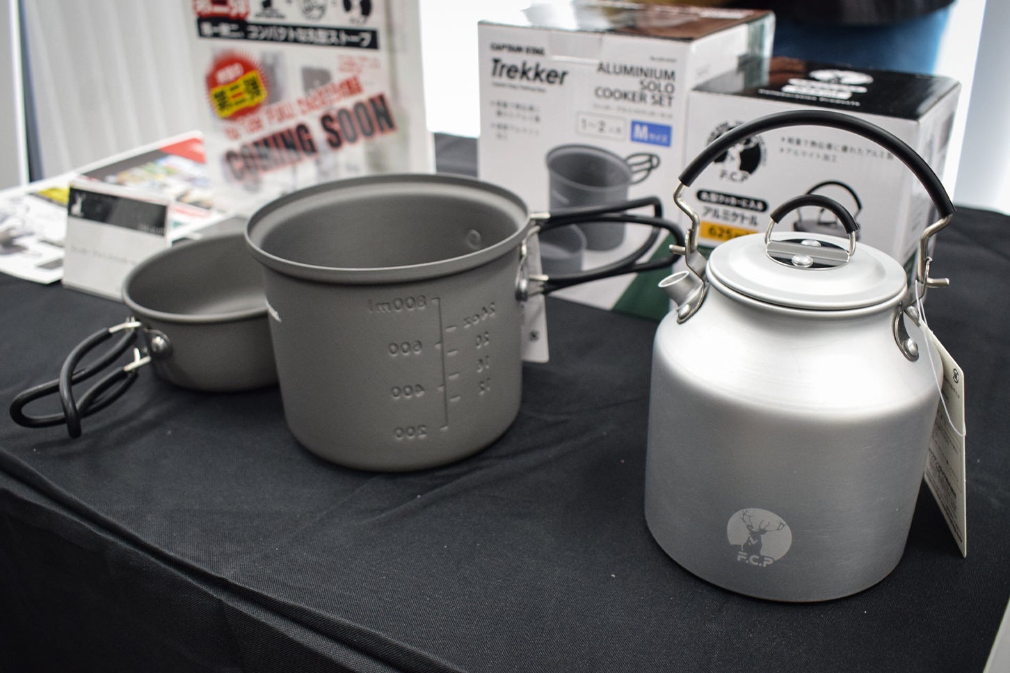 大人気YouTuber「FUKU」さんとのコラボグッズ。「丸形クッカーに入るケトル625ml」税込2970円