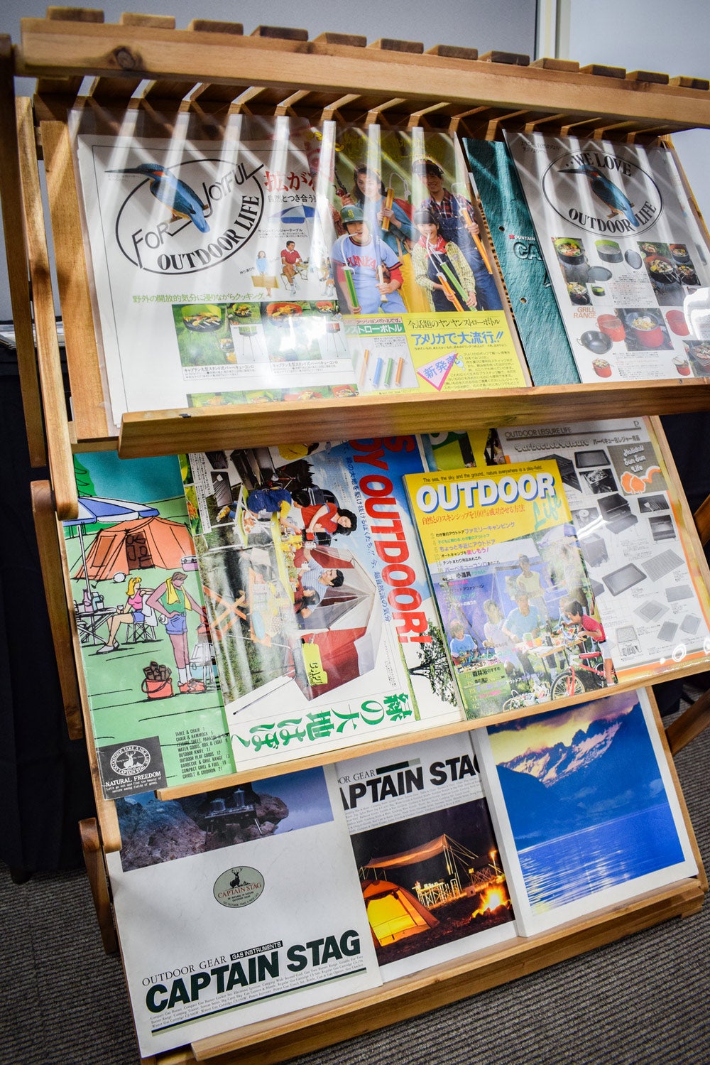 キャプテンスタッグが過去に発行したパンフレットやカタログ。実は「OUTDOOR Life」という雑誌も刊行していた