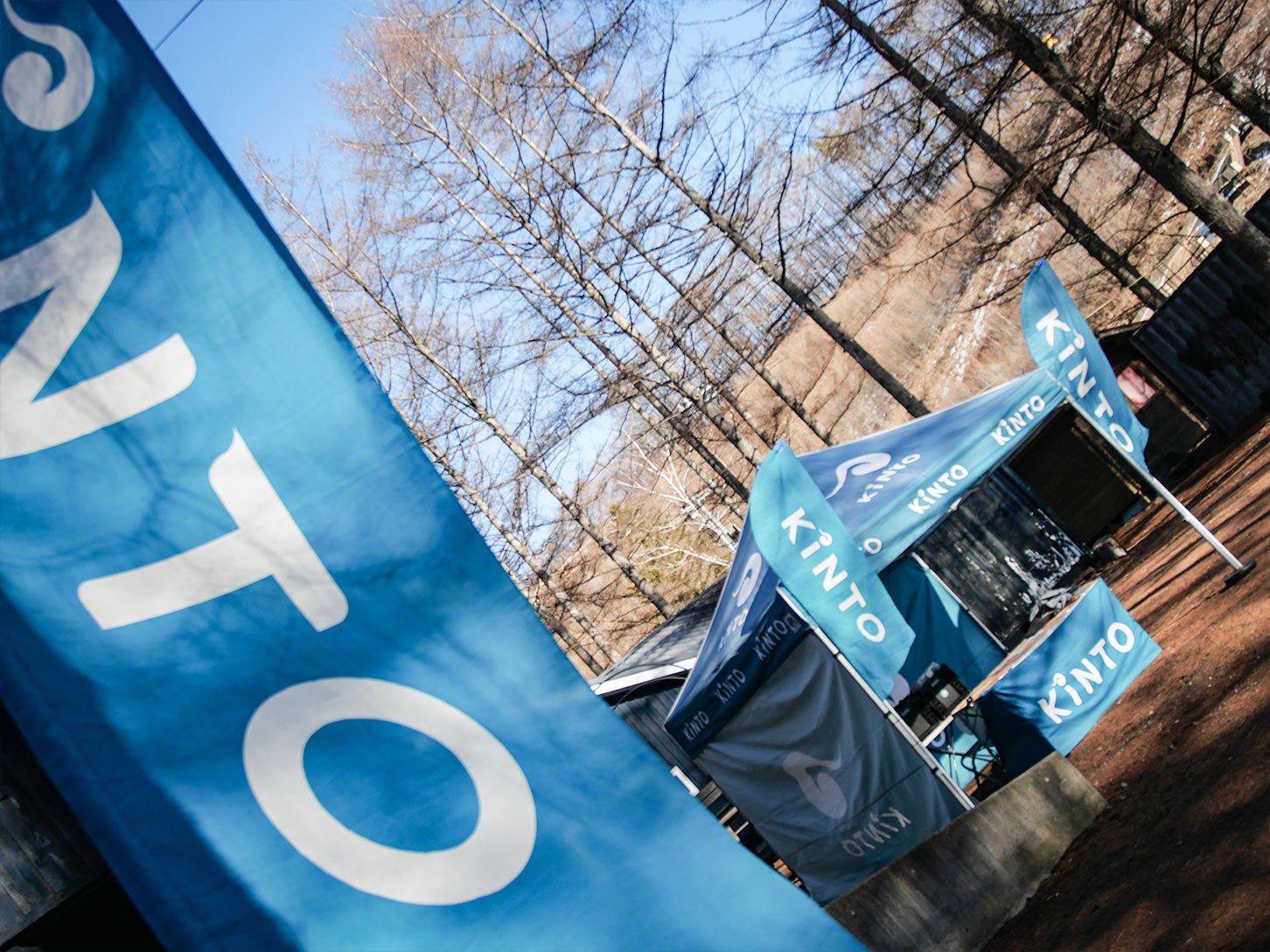 群馬県北軽井沢にある「outside BASE」内の様子。KINTOさんのイベント運営本部です