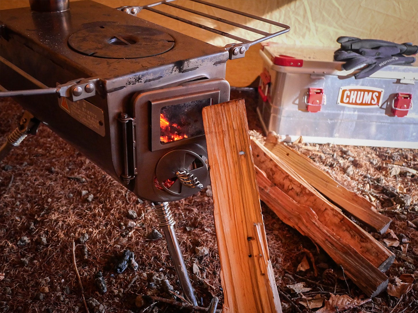 そうそう、煙突付きの薪ストーブも初めて体験しました。テント内がこんなに一瞬で暖かくなるなんて驚きです