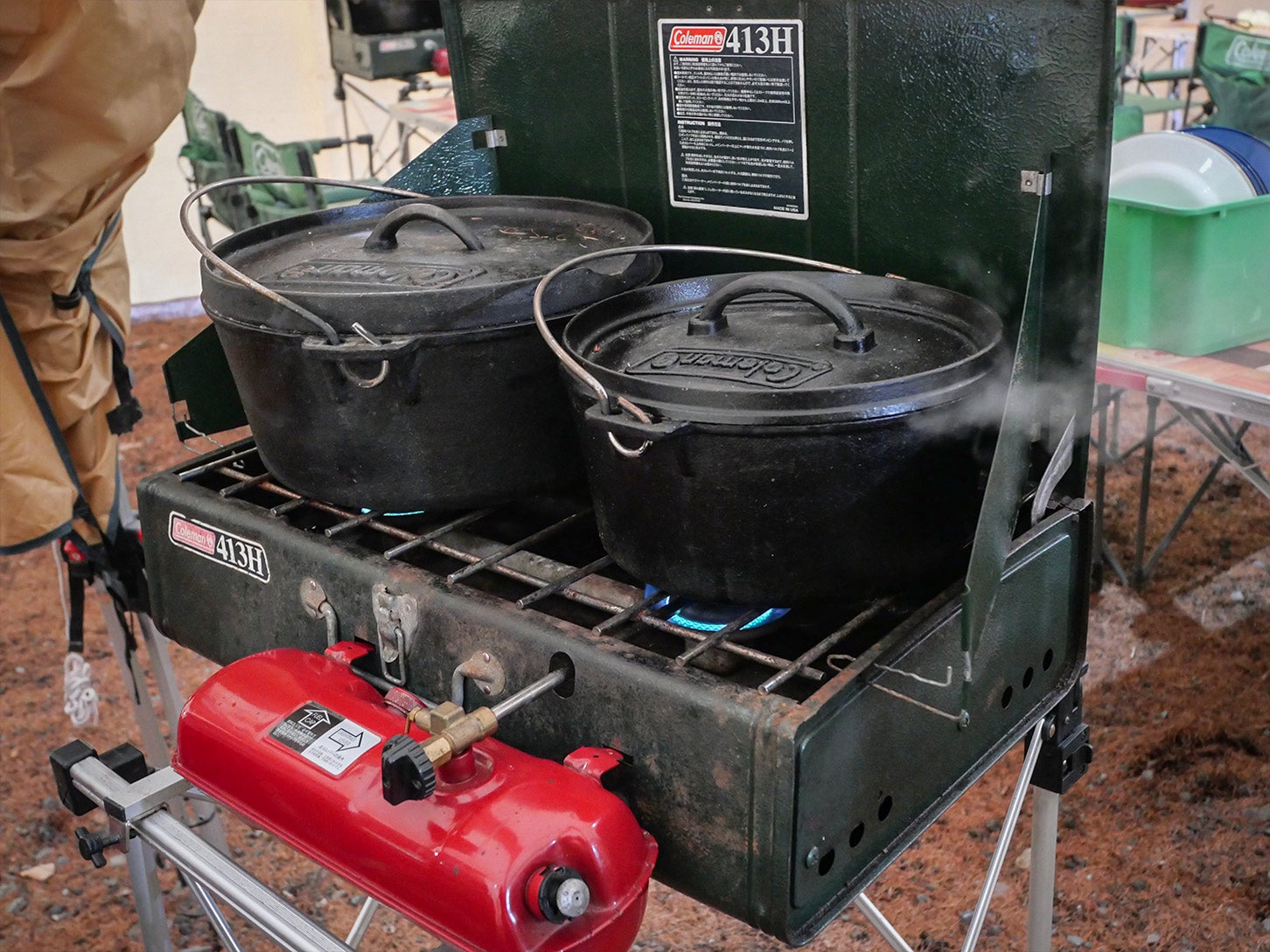 ダッチオーブンから立ち上る湯気と香りが、食欲をそそります。この待ち時間も贅沢に感じますね