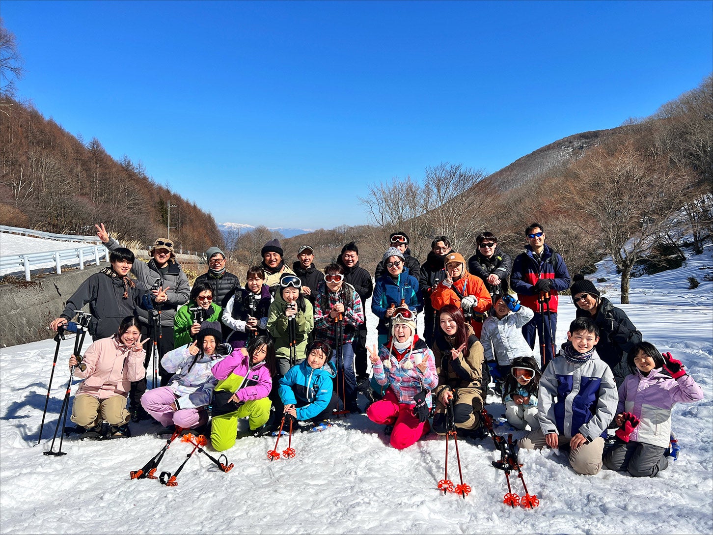 スノーシューツアー体験後、「冬のモビキャン」参加者全員で記念撮影を行いました！