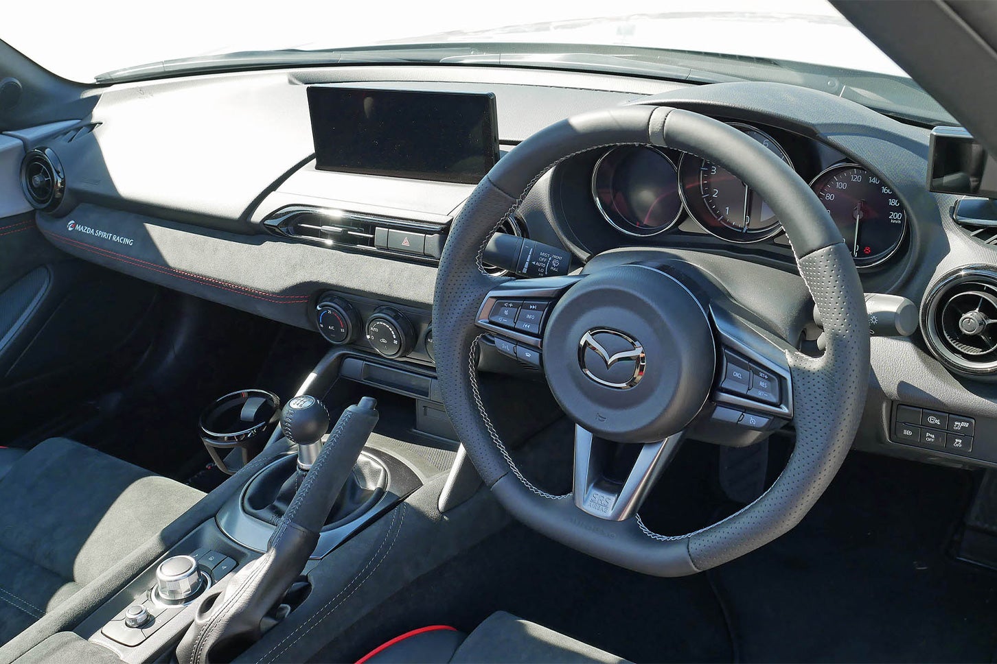 モディファイ後のステアリングとシフトレーバー。仕上げを上質な本革に変更した