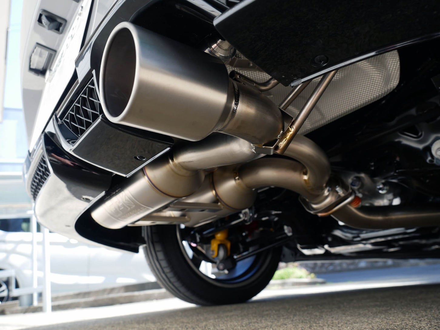 モディファイ後のマフラー。藤壺技研工業のチタン製スポーツマフラーに変更している