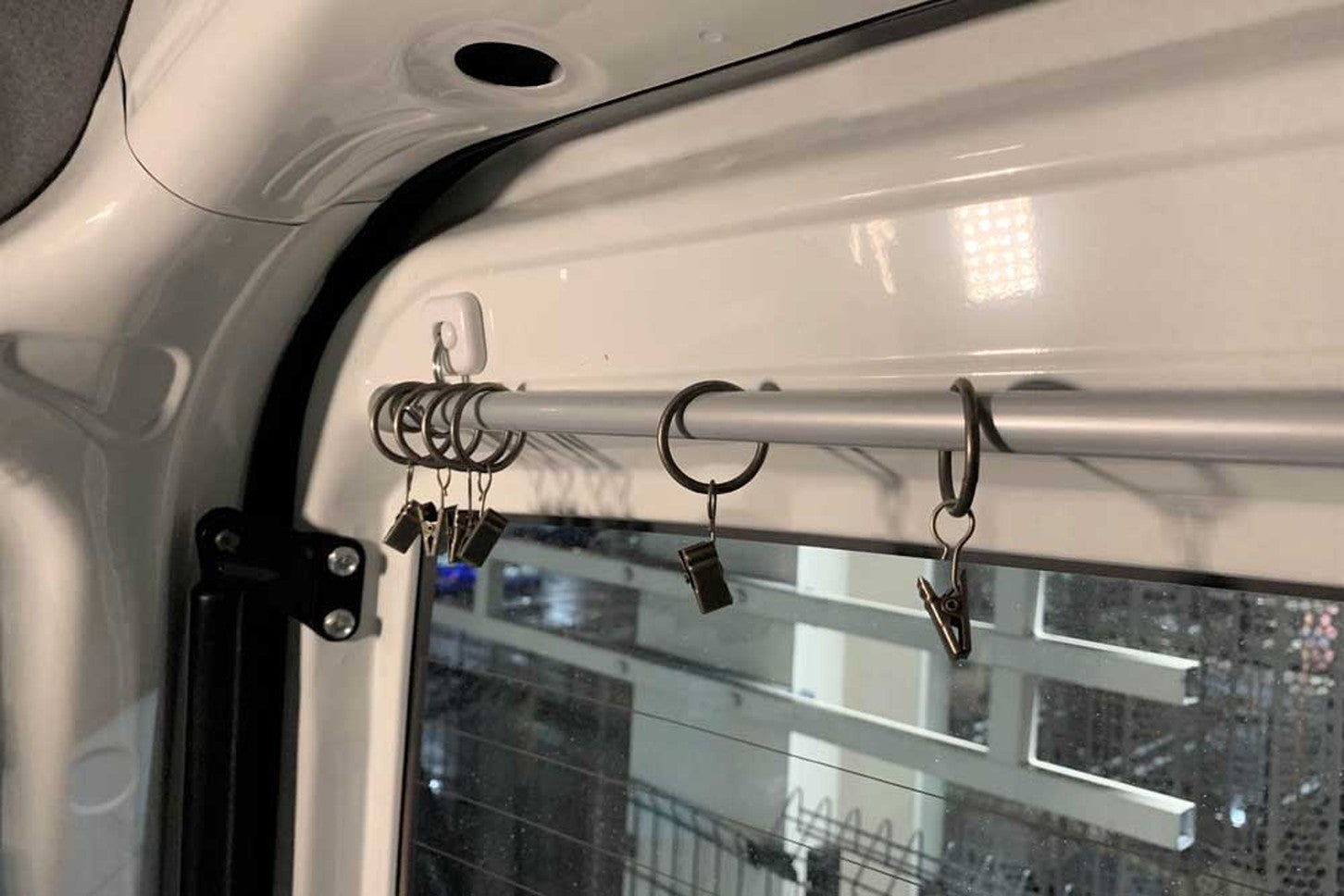 マグネットフックに突っ張り棒を引っかけるだけ！