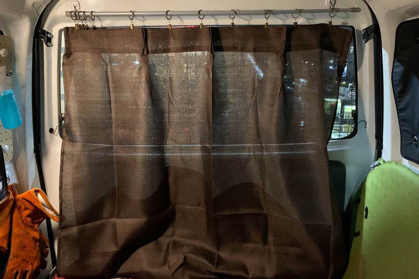 100均のカーテンは光を通しやすい