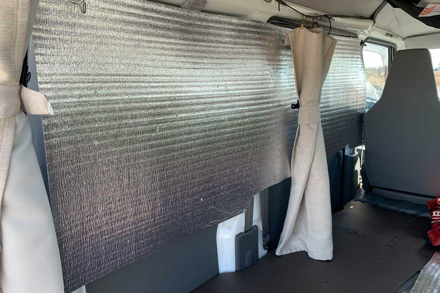 アルミ保温シートは目隠しにも断熱にも最適。こちらはマグネットフックで固定しています