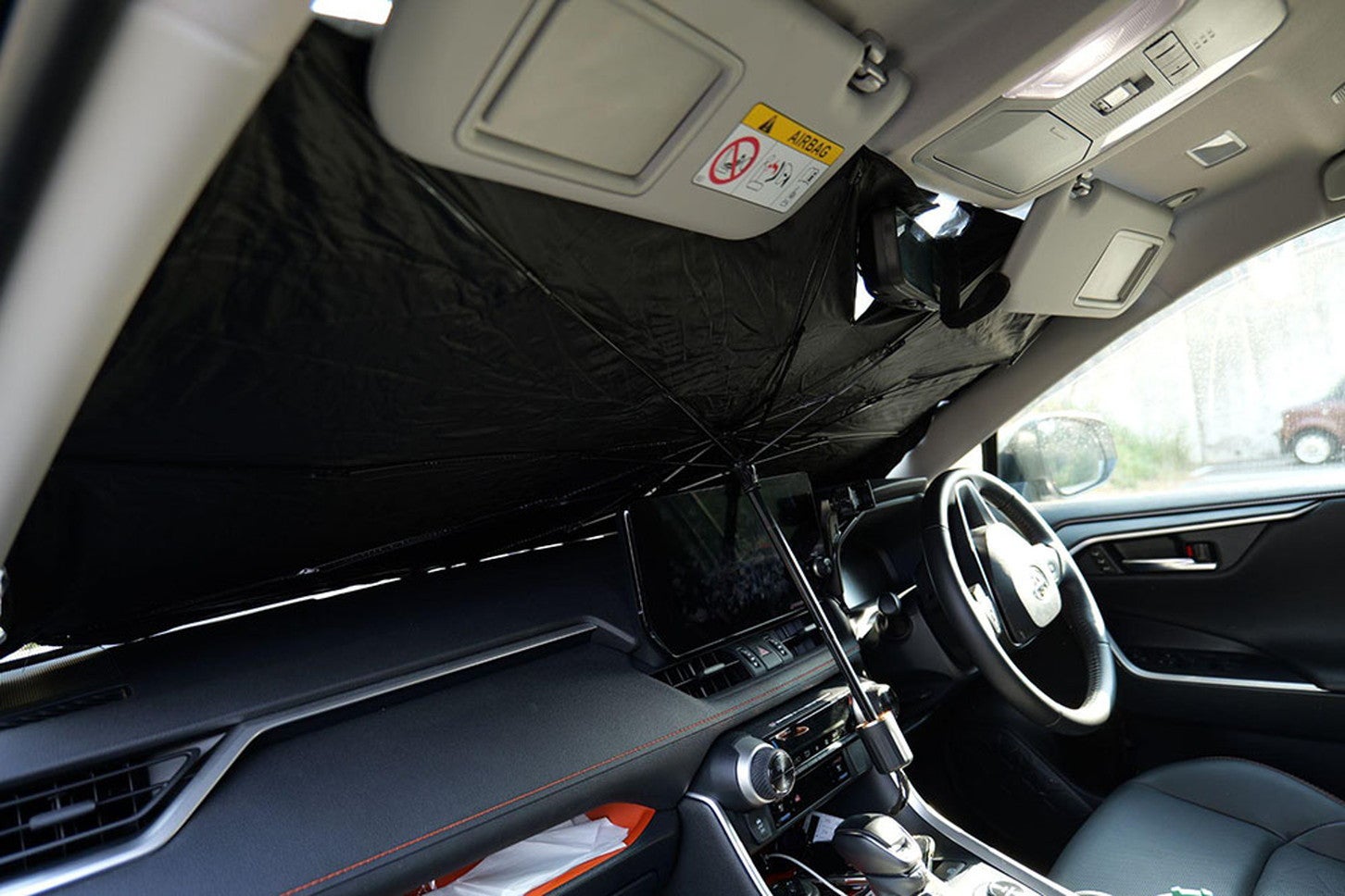 ジャストサイズではありませんが十分に光を遮ります