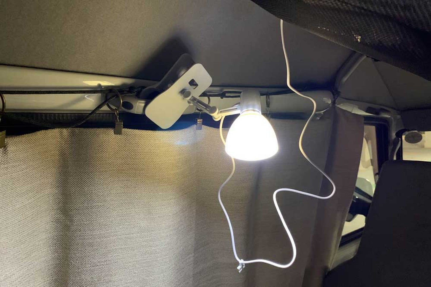 車内に取り付けやすい便利なライト