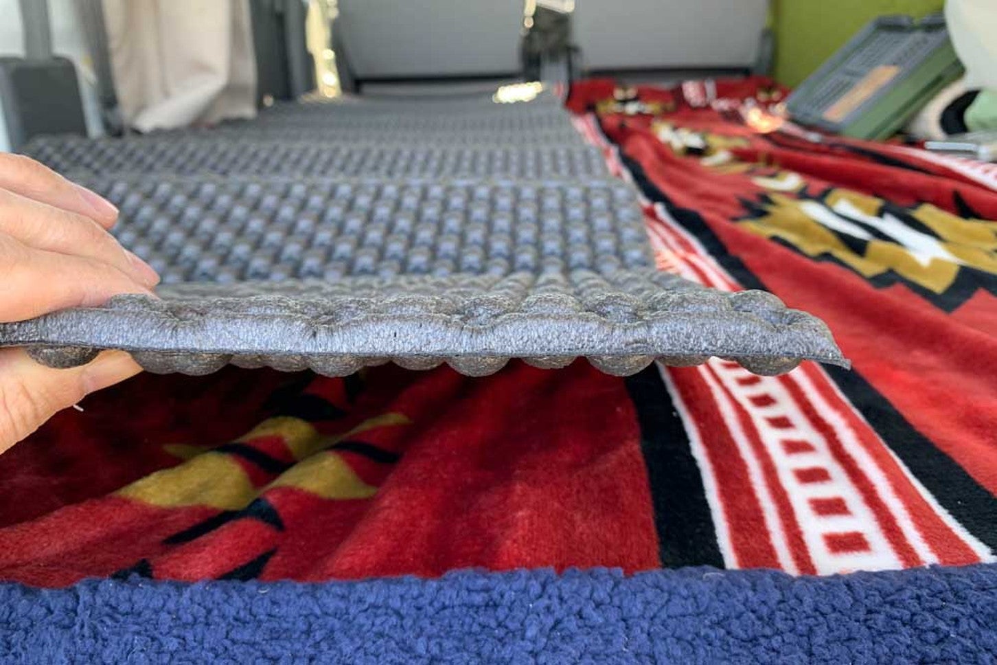 ダイソーのレジャーマットは薄い