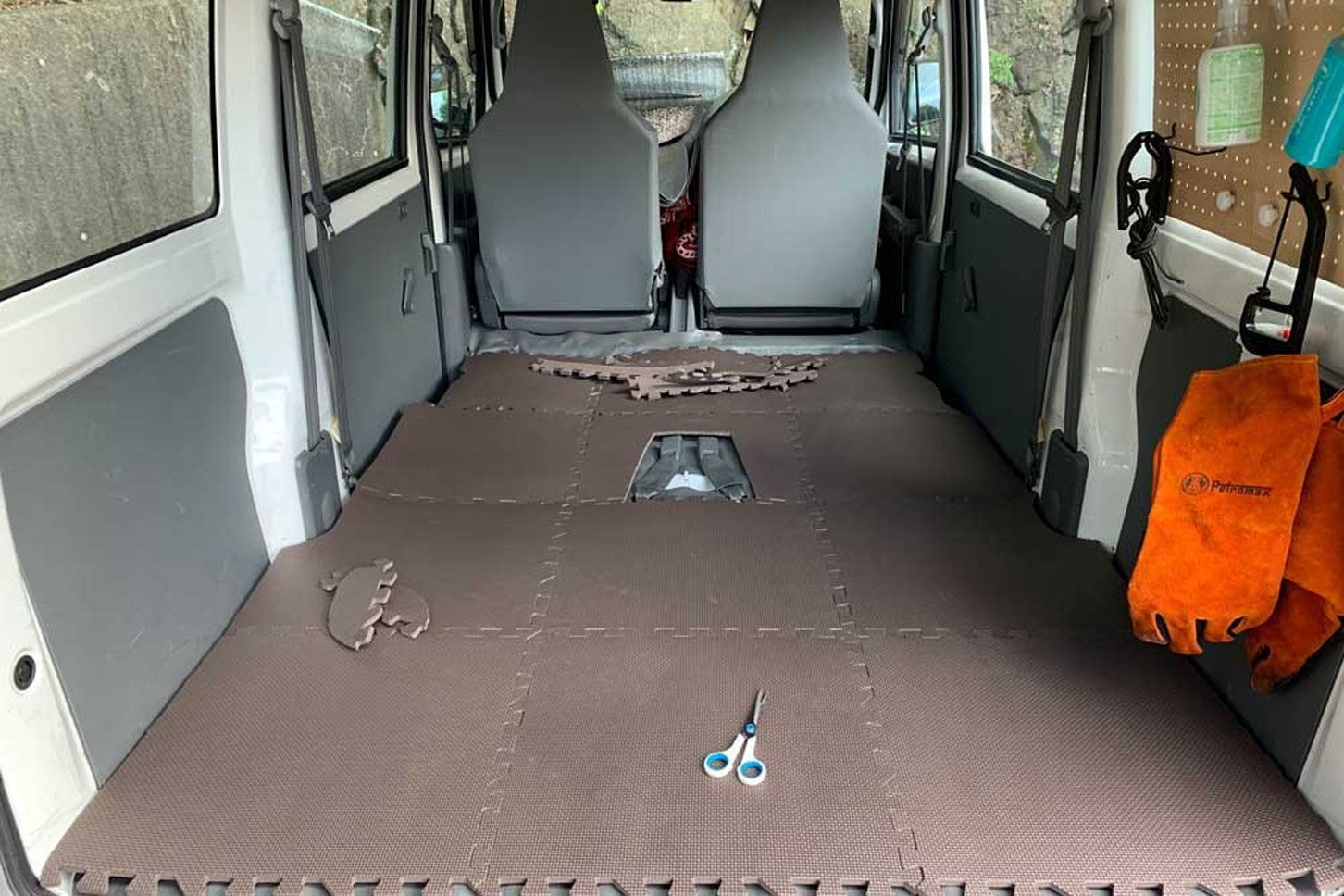 12枚のジョイントマットを床の形にカットして使用。凹凸があると浮いてしまうので中央のストラップ部分にはジョイントマットがかぶらないようにカット