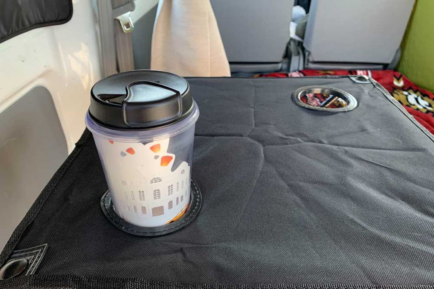 ドリンクホルダーが便利なテーブル