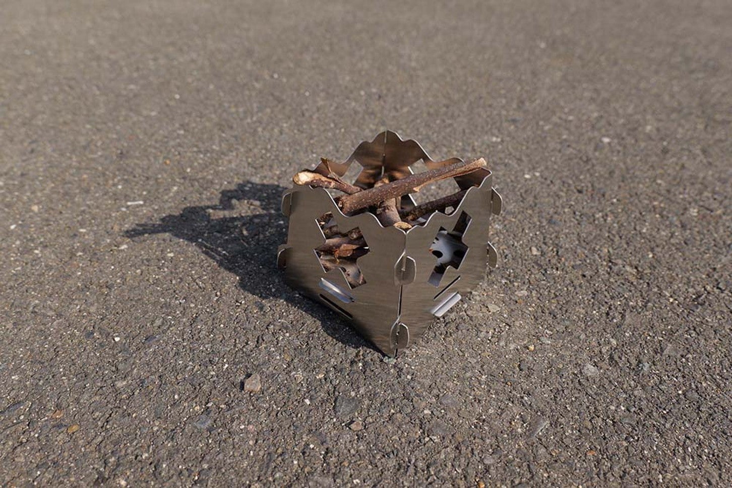 焚き火をする際は事前に焚き火可か確認の上、地面に焚き火シートを敷くようにしましょう