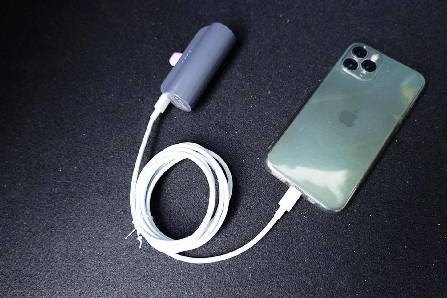 Type-Cの端子が本体についているので規格が合えばケーブルなしでも充電可能です