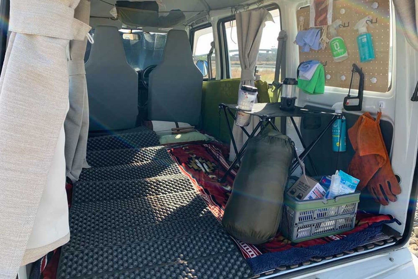 100均グッズでも車中泊を快適にできる！