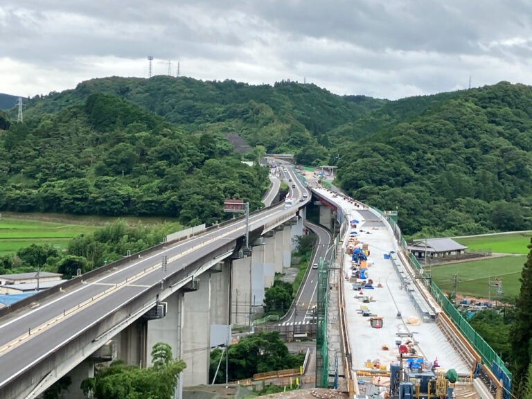 4車線化工事が実施されている「東九州自動車道 宇佐IC～院内IC」の様子。