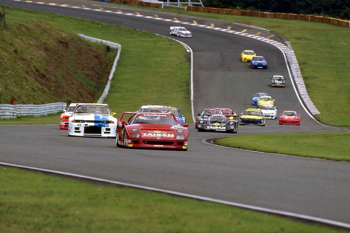 こちらも1994年5月1日のレース、フェラーリF40やポルシェ962といったこれまでのクラス分けの垣根を超えたマシーンが戦うことですぐに人気のレース・シリーズとなっていったのである。