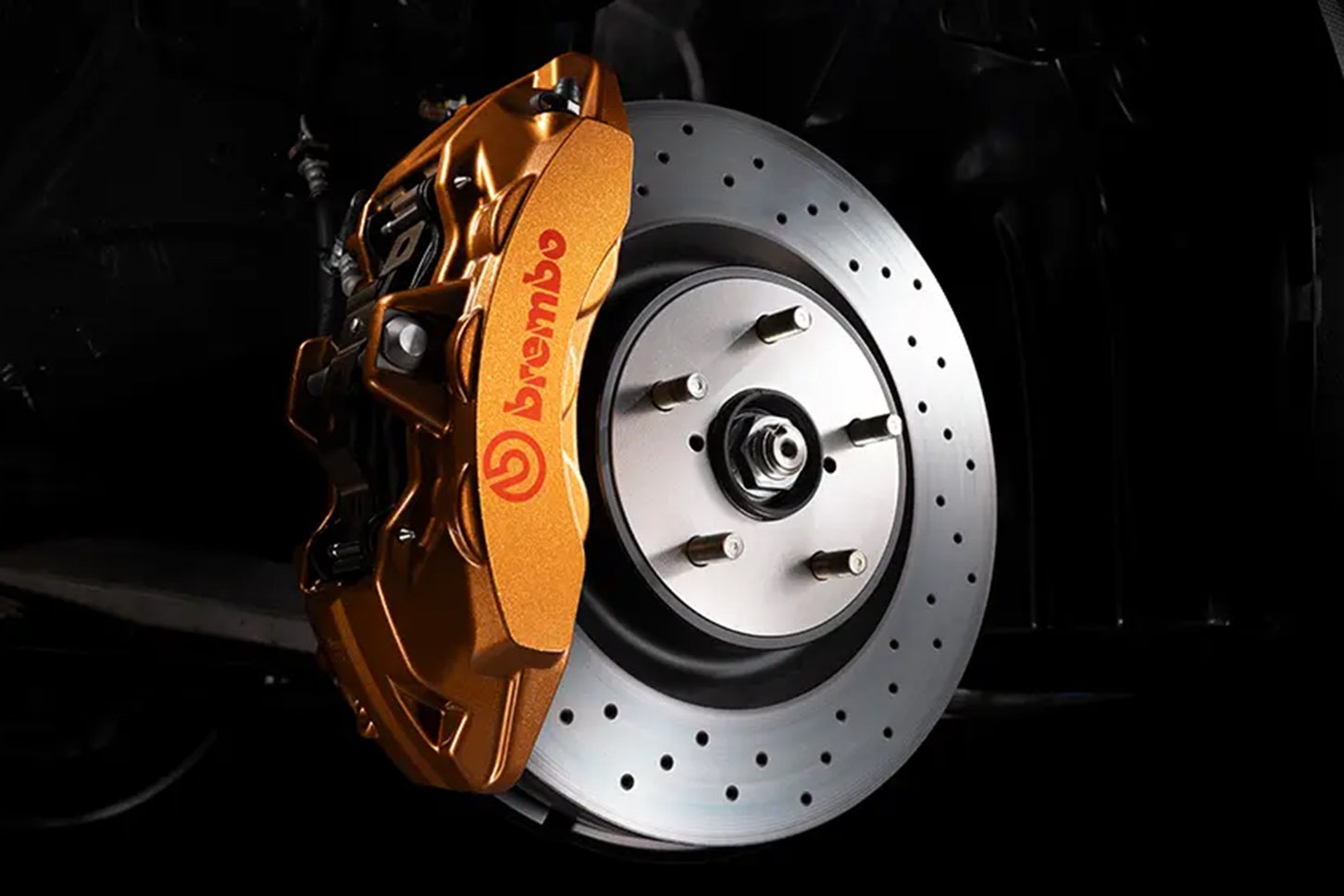 スバルWRX STIスポーツ♯｜ブレンボ製18インチフロント対向6ポット&リヤ対向2ポットブレーキキャリパー（ゴールド塗装）、フロント&リヤドリルドディスクローター