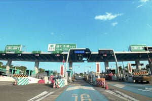 東北道の浦和料金所付近。約1km北側に埼玉新都心線が接続する可能性がある。