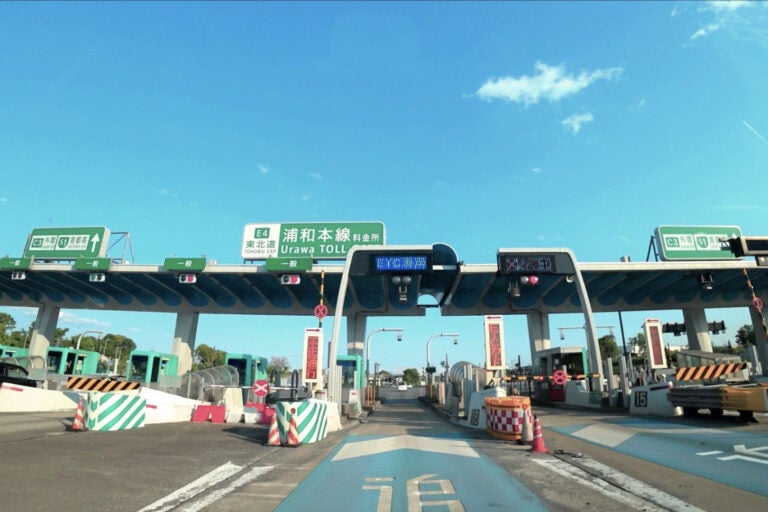 東北道の浦和料金所付近。約1km北側に埼玉新都心線が接続する可能性がある。