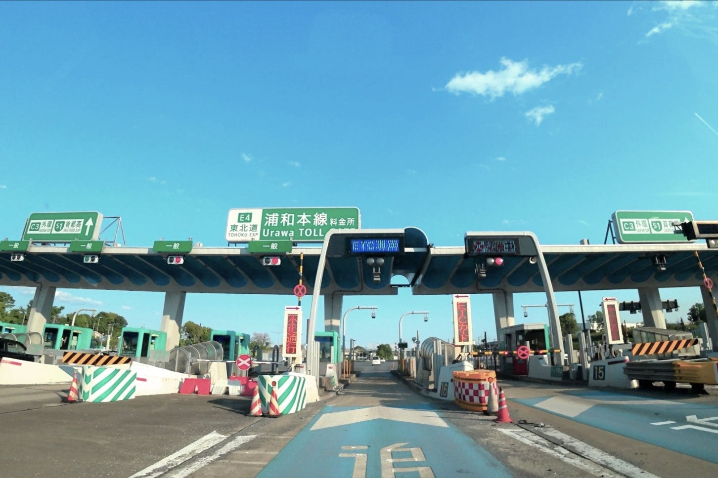 東北道の浦和料金所付近。約1km北側に埼玉新都心線が接続する可能性がある。