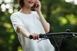 自転車に乗ったままスマホを使用するのは違反になる。