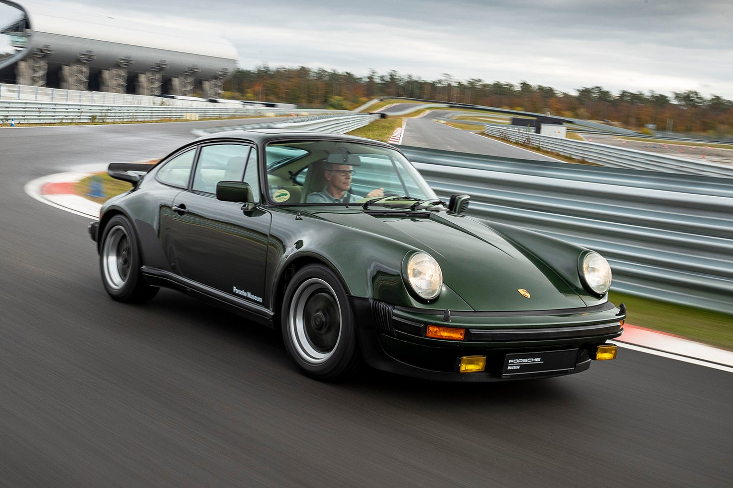 911ターボ3.0（930型／2代目）●エンジン：3.0リッター水平対向6気筒ターボ●最高出力：260ps●最大トルク：343Nm●トランスミッション：4速MT●0-100km/h加速：5.4秒●最高速度：250km/h以上