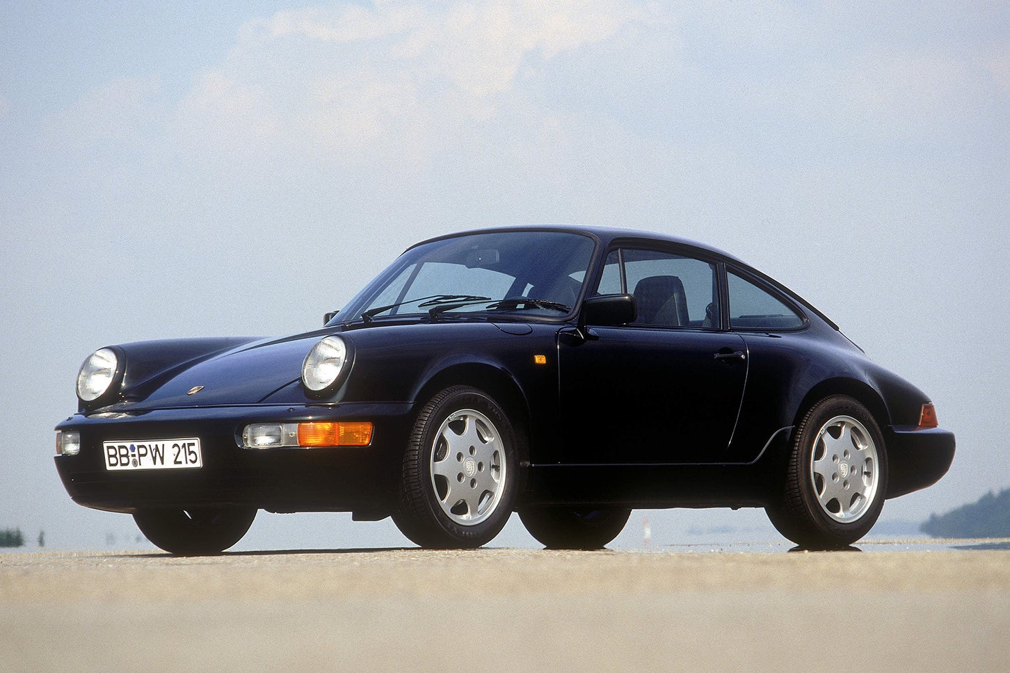 911カレラ4（964型／3代目）●エンジン：3.6リッター水平対向6気筒●最高出力：250ps●最大トルク：310Nm●トランスミッション：5速MT●0-100km/h加速：5.4秒●最高速度：260km/h
