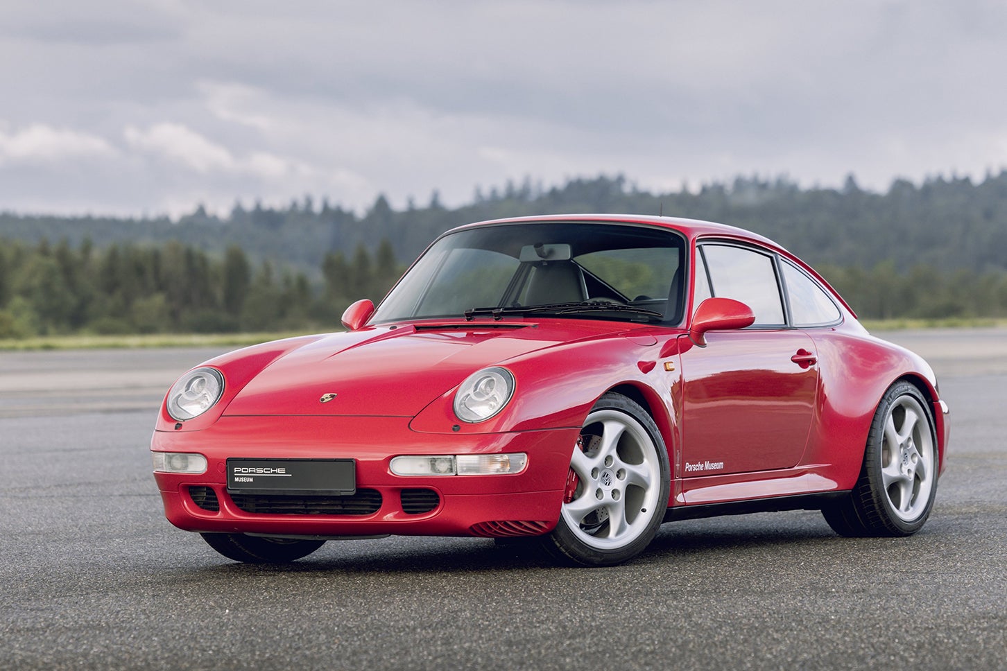 911カレラ4S（993型／4代目）●エンジン：3.6リッター水平対向6気筒●最高出力：285ps●最大トルク：340Nm●トランスミッション：6速MT●0-100km/h加速：5.3秒●最高速度：270km/h