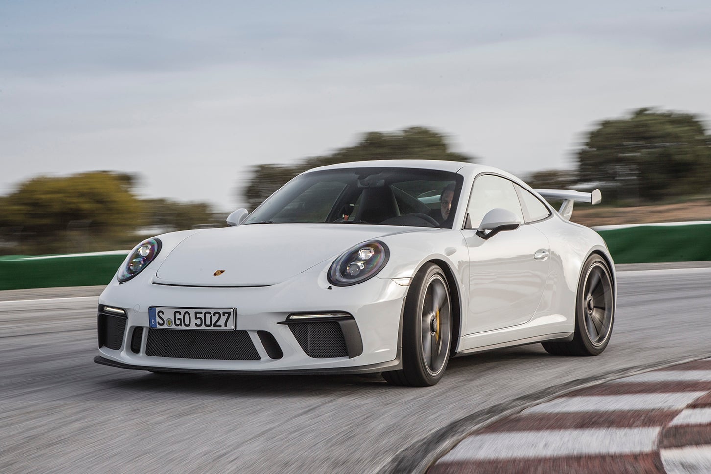 911 GT3（991.2型／7代目後期）●エンジン：4.0リッター水平対向6気筒●トランスミッション：6速MT／7速DCT（PDK）●最高出力：500ps●最大トルク：460Nm●0-100km/h加速：3.9（MT）／3.4（PDK）秒●最高速度：320（MT）／318（PDK）km/h