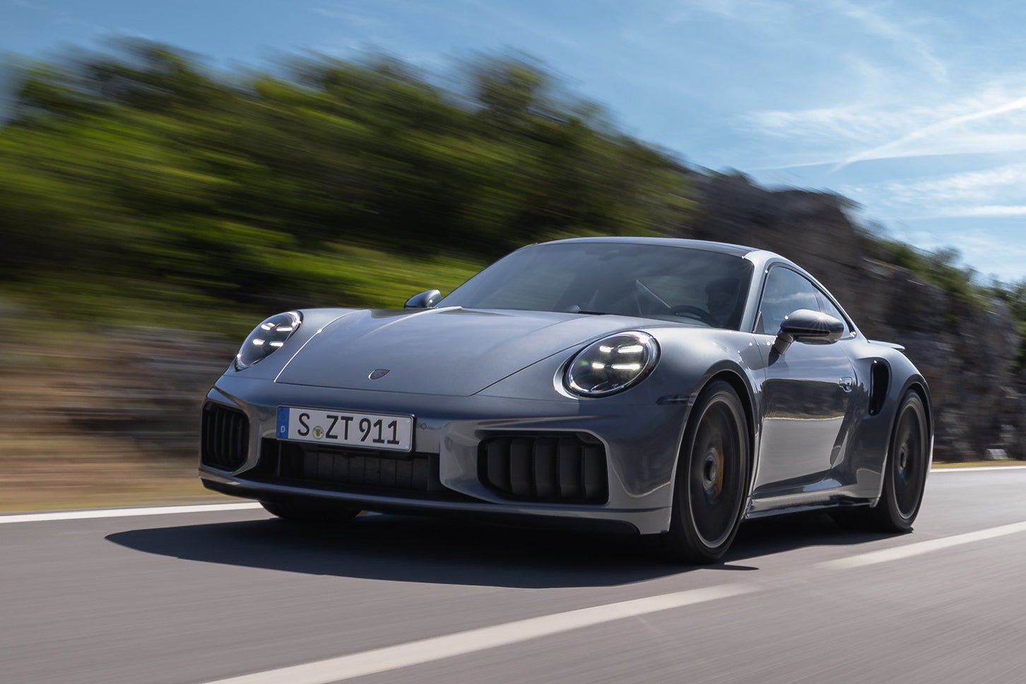 911ターボS（992.2型／8代目後期）●エンジン：3.6リッター水平対向6気筒電動ツインターボ＋モーター●トランスミッション：8速DCT（PDK）●最高出力：711ps●最大トルク：800Nm●0-100km/h加速：2.5秒●最高速度：322km/h