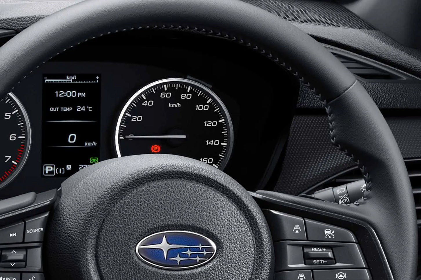 スバル・クロストレック リミテッドブラック｜本革巻ステアリングホイール（シルバーステッチ、ブレイズガンメタリック加飾）