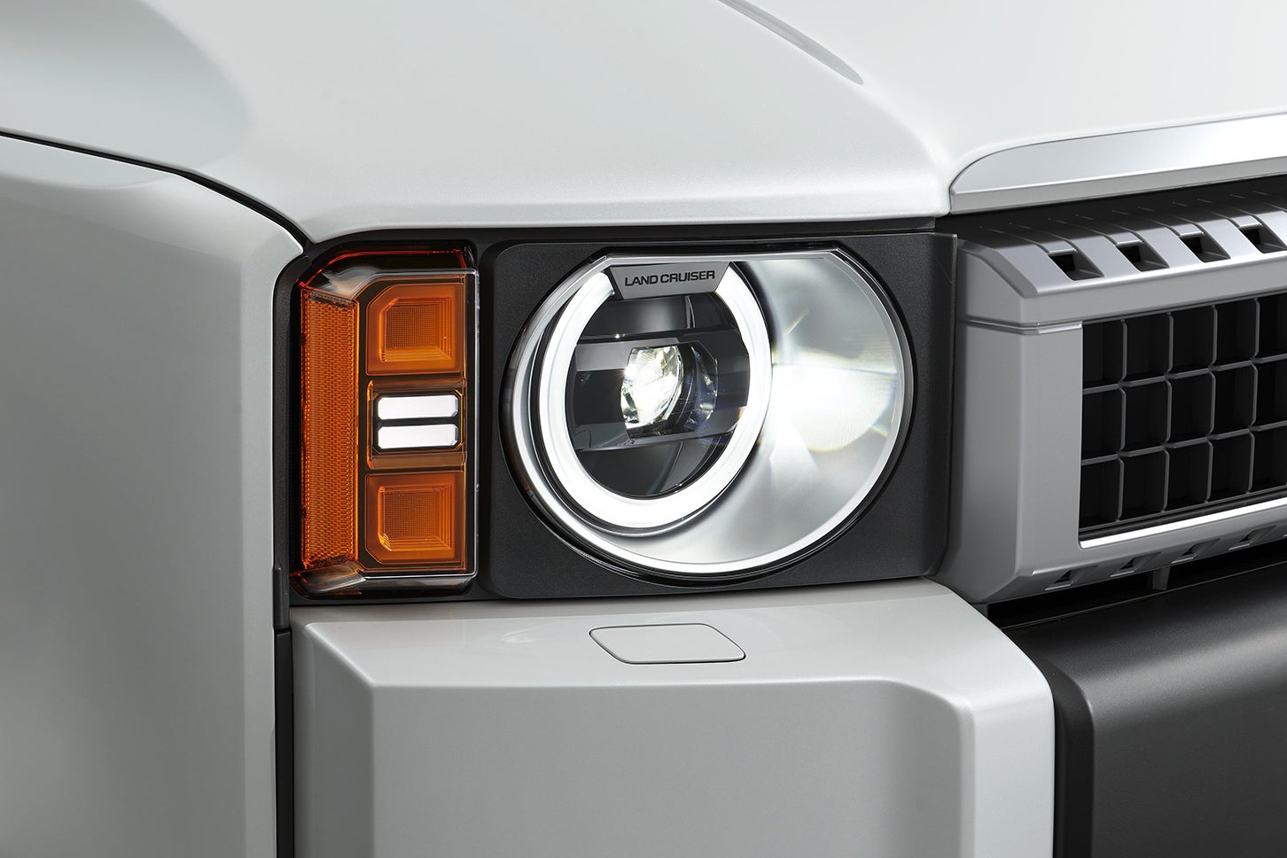 トヨタ・ランドクルーザー250｜丸目型Bi-Beam LEDヘッドランプ（VXにメーカーオプション）