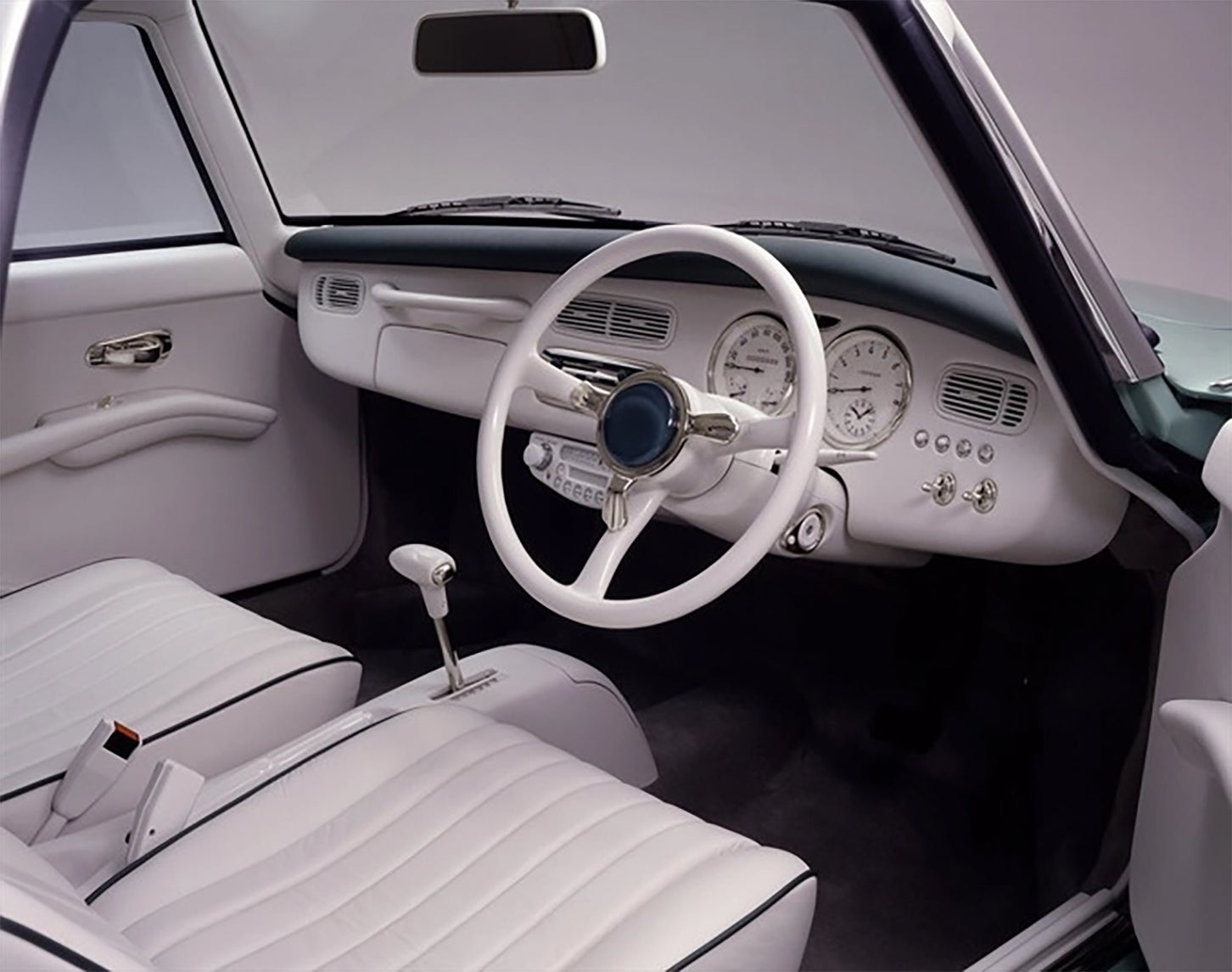 インパネや革シートの色が白で統一され、上質な印象となった。