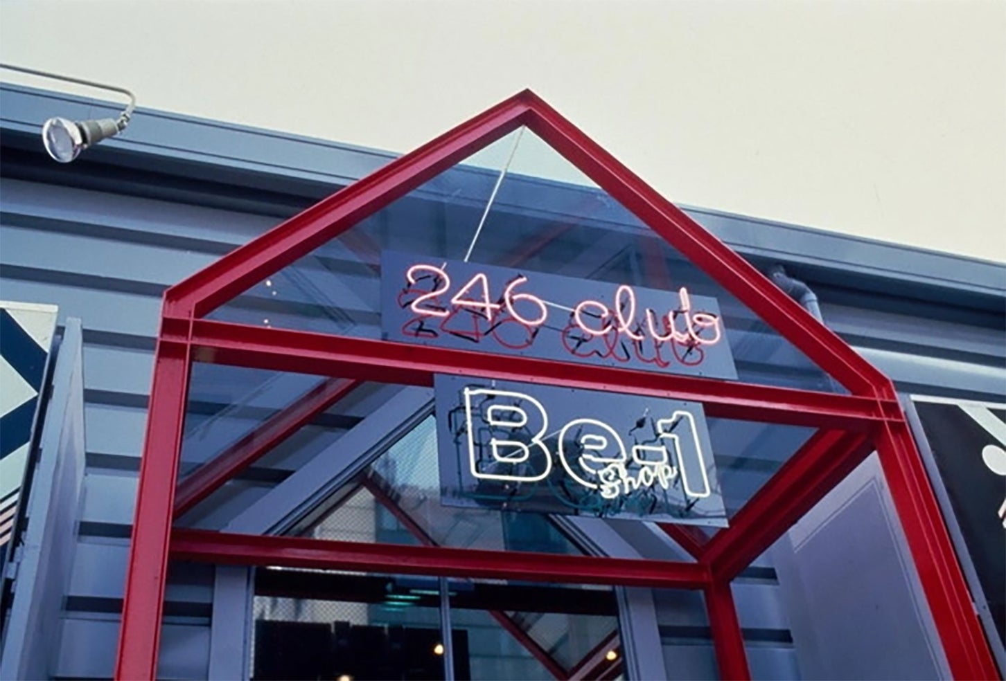 Be-1は、車両だけでなく、さまざまな関連商品も販売された。写真は、東京・青山にあったBe-1ショップ。