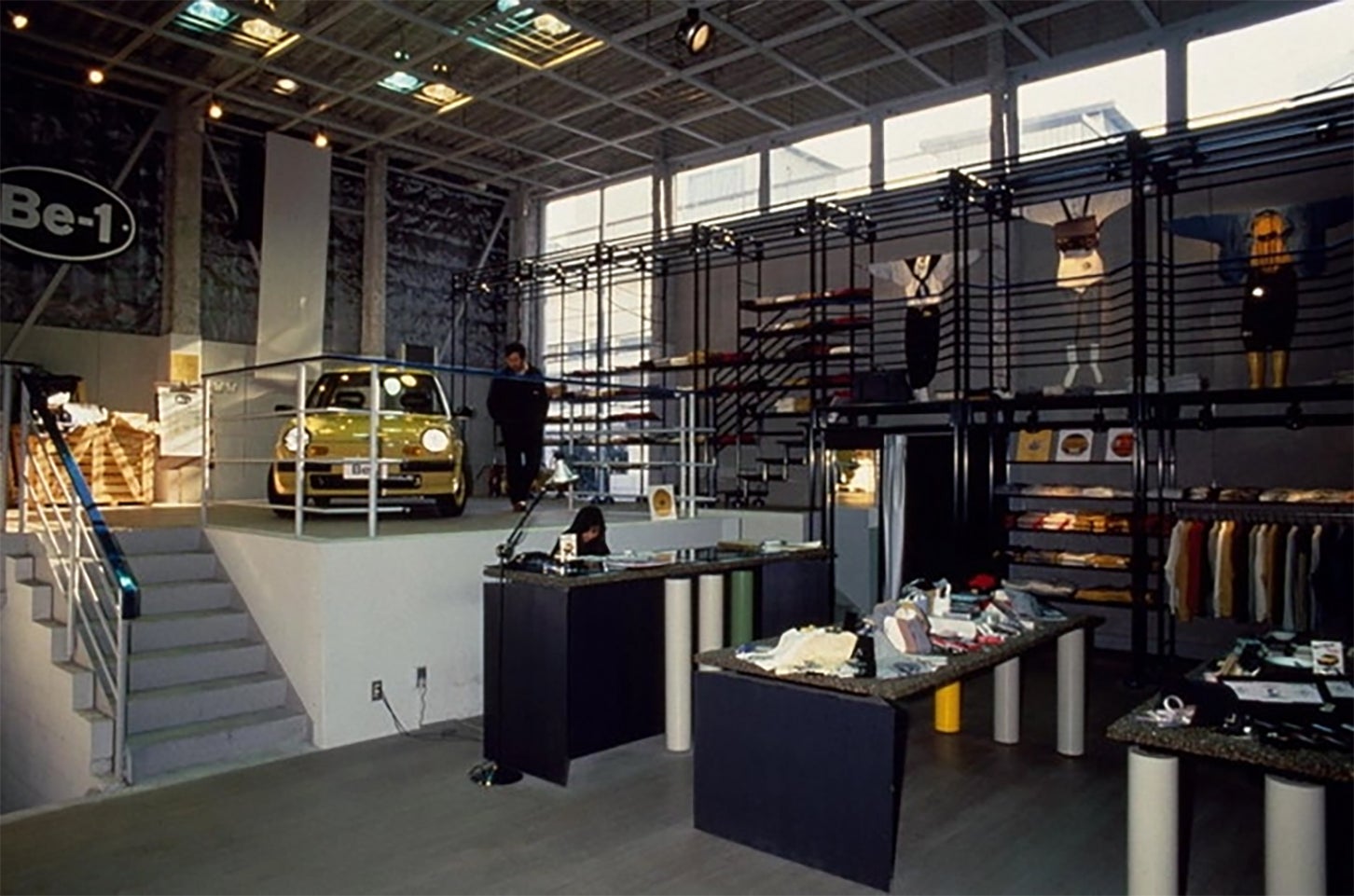 Tシャツやパーカー、バッグ、時計などが店内に並んだ。