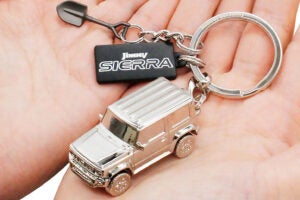 スズキ ジムニーシエラ クロームメッキキーチェーン。