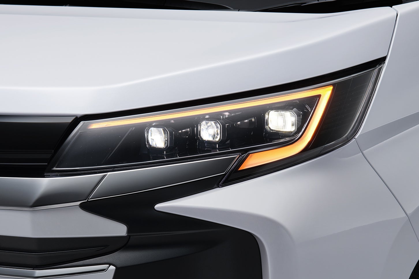 トヨタ・ノア｜プロジェクター式LEDヘッドランプ（オートレベリング機能付）＋LEDターンランプ＋LEDクリアランスランプ（デイライト機能付）：S-Zにメーカーオプション（LEDターンランプ点灯状態）