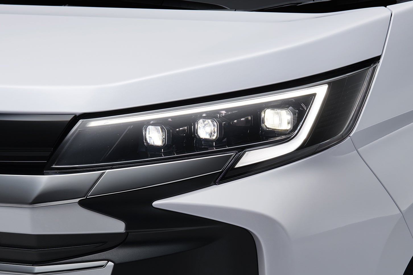 トヨタ・ノア｜プロジェクター式LEDヘッドランプ（オートレベリング機能付）＋LEDターンランプ＋LEDクリアランスランプ（デイライト機能付）：S-Zにメーカーオプション（LEDクリアランスランプ点灯状態）