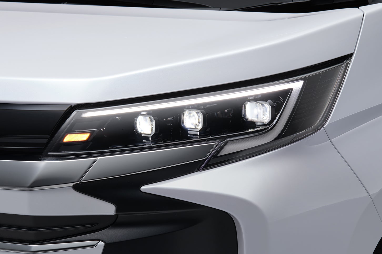 トヨタ・ノア｜プロジェクター式LEDヘッドランプ（マニュアルレベリング機能付）＋LEDターンランプ＋LEDクリアランスランプ：全車に標準装備