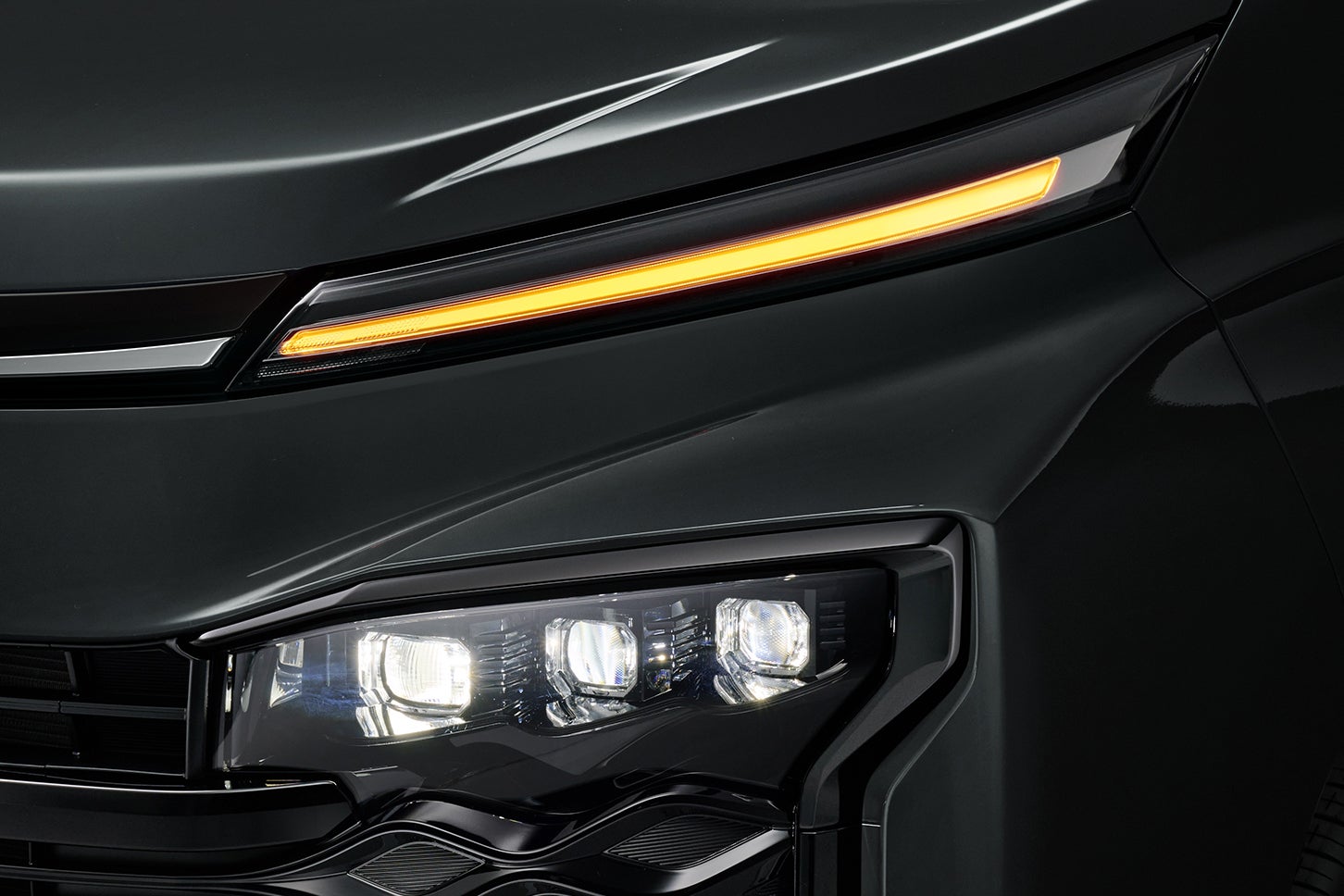 トヨタ・ヴォクシー｜プロジェクター式LEDヘッドランプ（オートレベリング機能付）＋LEDターンランプ＋LEDクリアランスランプ（デイライト機能付）：S-Zにメーカーオプション（LEDターンランプ点灯状態）