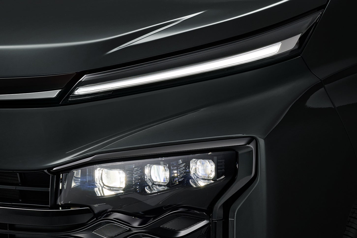 トヨタ・ヴォクシー｜プロジェクター式LEDヘッドランプ（オートレベリング機能付）＋LEDターンランプ＋LEDクリアランスランプ（デイライト機能付）：S-Zにメーカーオプション（クリアランスランプ点灯状態）